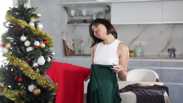 Üzgün Genç Asyalı Kadın Noel Ağacının Yanında Dikilip Elinde Tuttuğu — Stok video