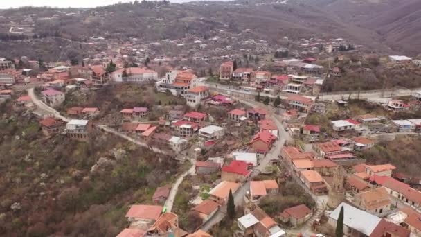 格鲁吉亚小镇Sighnaghi春季前夕在Gombori山脉附近陡峭的山上用类似的梯形屋顶建造房屋的照片 Kakheti — 图库视频影像