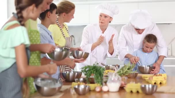Mujer Amable Joven Cocineros Expertos Con Chaquetas Blancas Toques Cursos — Vídeos de Stock