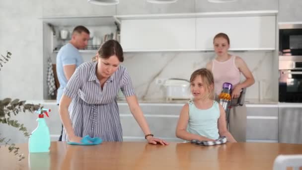 Společný Úklid Rodinných Domů Práce Domácnosti Pomoc Domácnosti Manželka Otřít — Stock video