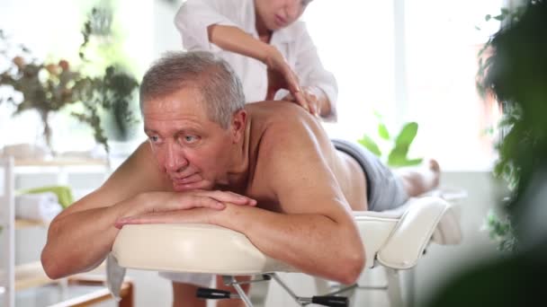 Zweedse Massage Sessie Voor Man Liggend Aan Massage Tafel Bij — Stockvideo