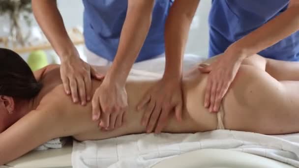 Mains Deux Masseurs Effectuant Massage Dos Pour Jeune Patient Allongé — Video