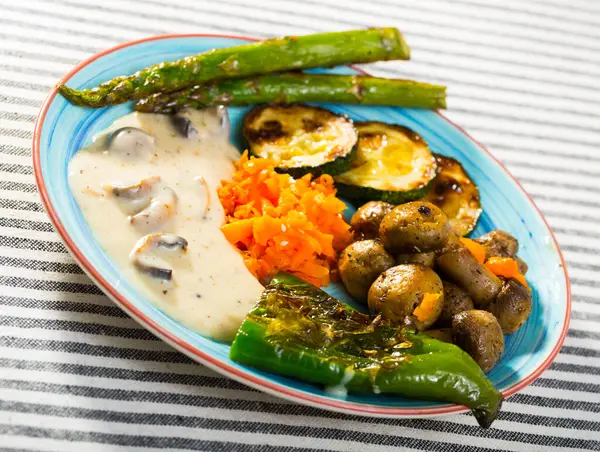 Świeżo Grillowane Warzywa Sosem Grzybowym Wegetariański Obiad — Zdjęcie stockowe