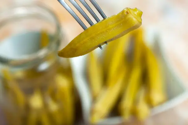 叉子上腌制奥克拉豆荚的密闭 自制腌菜 — 图库照片