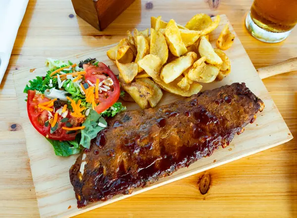 Delicious Juicy Barbecue Ribs Spicy Salsa Sauce Served Potatoes Vegetables — Stock Photo, Image