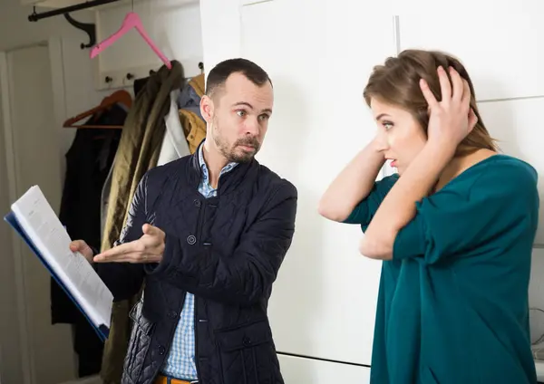 Portrait Young Frustrated Woman Talking Debt Collector Visiting Her Home — Stock Photo, Image