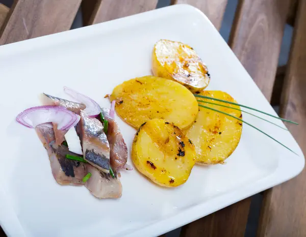 Filete Arenque Ligeramente Salado Servido Con Aros Cebolla Patatas Asadas — Foto de Stock