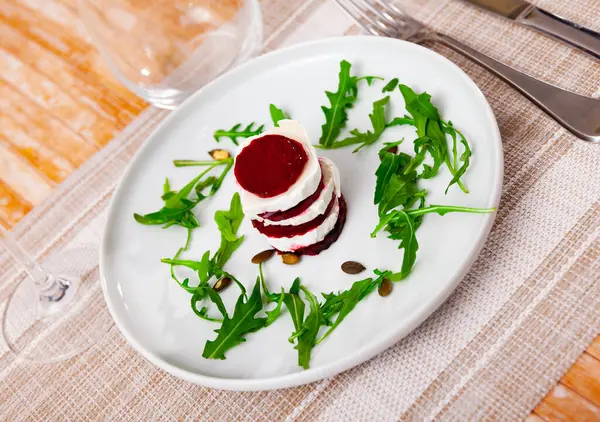 Salade Met Stukjes Geitenkaas Gekookte Bieten Arugula — Stockfoto