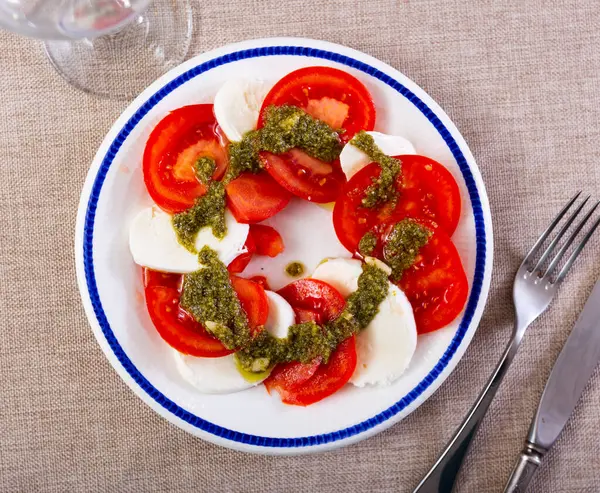Traditional Appetizer Italian Cuisine Caprese Made Tomatoes Mozzarella Pesto Sauce — Stock Photo, Image