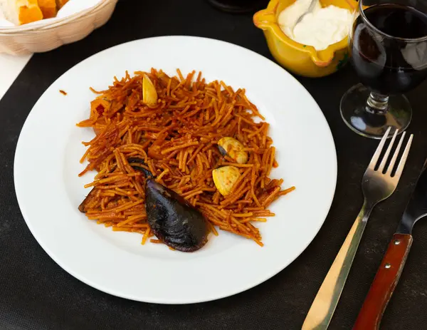 Spaanse Paella Met Pasta Fideua Met Diverse Zeevruchten Aioli Saus — Stockfoto