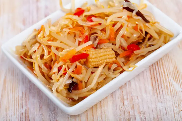Chinesischer Salat Mit Gekeimten Mungbohnen Auf Teller Serviert — Stockfoto
