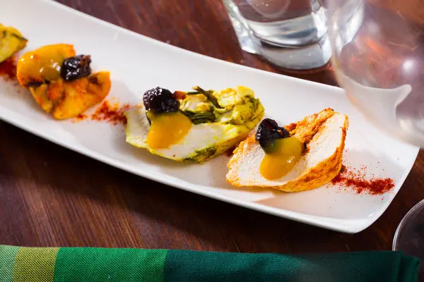 土耳其胸脯配上辣味芒果酱 配上李子和木瓜放在盘子里 — 图库照片