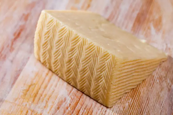 Lezzetli Aperatif Ahşap Masada Bir Parça Taze Peynir — Stok fotoğraf