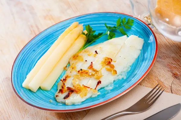 Deliciosamente Asado Filete Fletán Con Espárragos Verduras Plato Azul —  Fotos de Stock