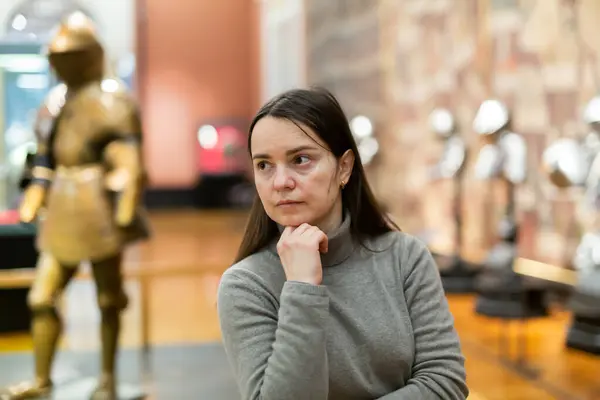 Porträtt Intresserade Vuxna Kvinnliga Turist Besöker Utställning Medeltida Rustning Rustning — Stockfoto