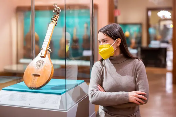 Visitante Museu Feminino Máscara Protetora Examinando Com Interesse Antigos Instrumentos — Fotografia de Stock