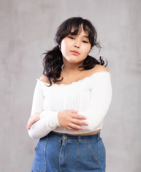 Porträtt Pensiv Ung Asiatisk Flicka Casual Kläder Poserar Studio — Stockfoto