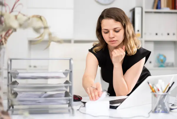 Biznes Kobieta Uwagą Pracuje Laptopem Nowoczesnym Biurze — Zdjęcie stockowe