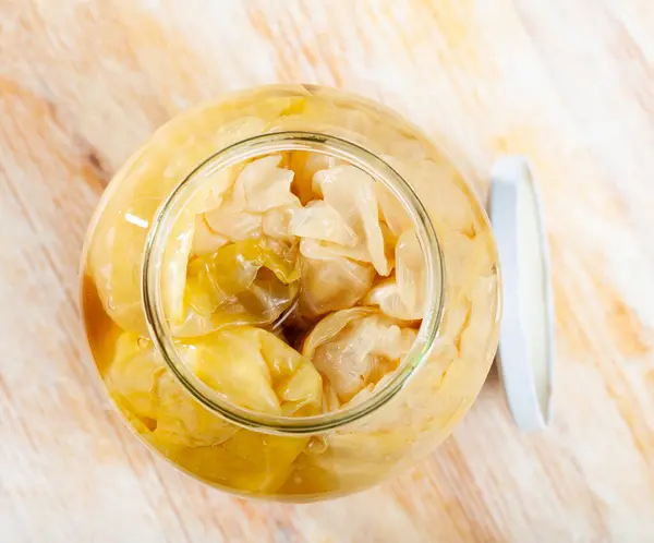 Pickled Cabbage Leaves Brine Glass Jar Vegetarian Fermented Food — Stock Photo, Image