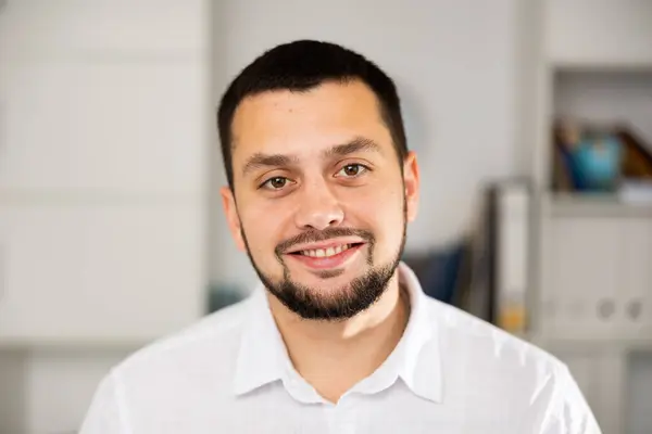 Porträt Positiver Kaukasischer Mann Büroangestellter Lächelt Und Blickt Die Kamera — Stockfoto