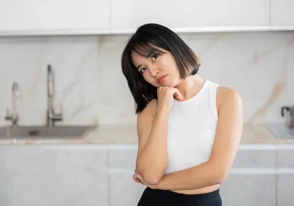 Disappointed Young Asian Lady Standing Chairs Kitchen Clean White Cupboards — Stock Photo, Image