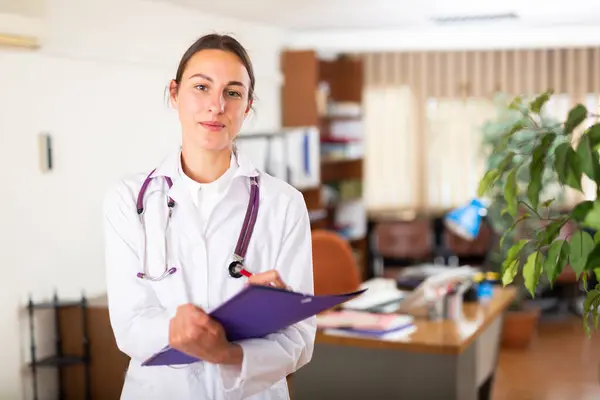 Kobieta Lekarz Nosić Biały Mundur Medyczny Folderu Dokumentów Klinice — Zdjęcie stockowe