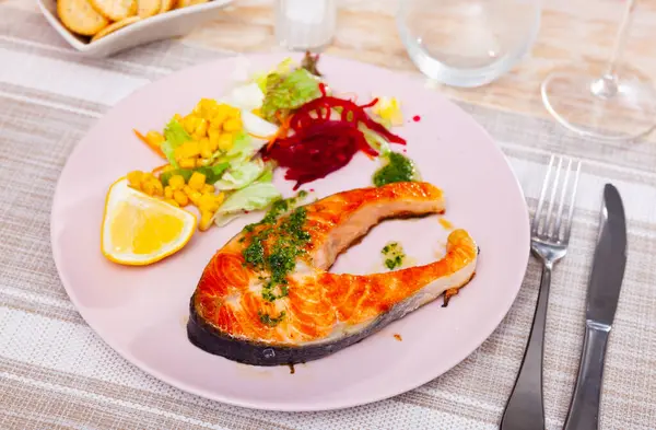 Appetitlich Gebratenes Lachssteak Mit Einem Leichten Gemüsesalat Aus Mais Salatblättern — Stockfoto