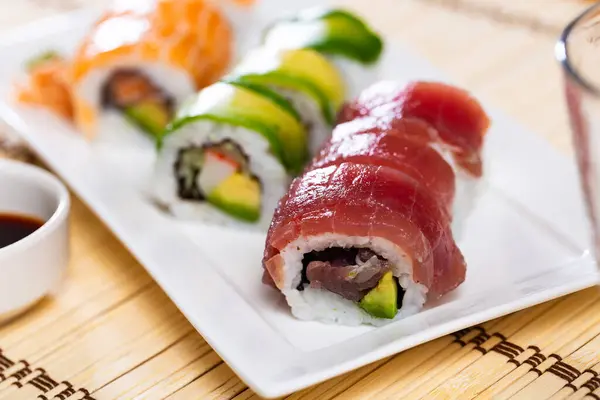 Apetizing Sushi Roll Uramaki Avokádová Rolka Vařeným Tuňákem Krabem Lososem — Stock fotografie