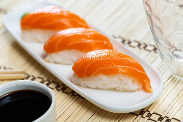 Sake Nigiri Sushi Mit Lachs Auf Platte Mit Sojasauce — Stockfoto