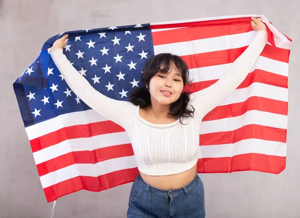 穿着休闲装 挂着美国国旗的年轻亚洲女孩的画像 — 图库照片