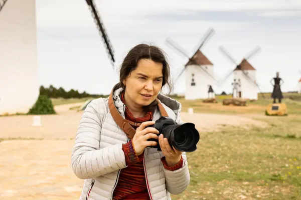 Jovem Mulher Adulta Viajante Com Câmera Fotos Desfrutando Vistas Mota — Fotografia de Stock
