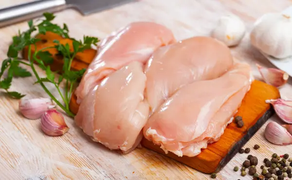 生鸡胸肉片 可在木桌上烹调 — 图库照片