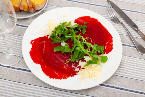 Carpaccio Con Rukula Italian Appetizer Made Thin Slices Raw Meat — Stock Photo, Image