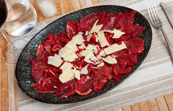 Rindfleisch Carpaccio Mit Käsescheiben Auf Dem Tisch Restaurant — Stockfoto