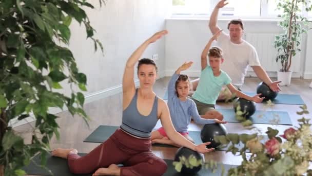 Los Niños Los Padres Practican Yoga Pilates Con Una Pelota — Vídeos de Stock