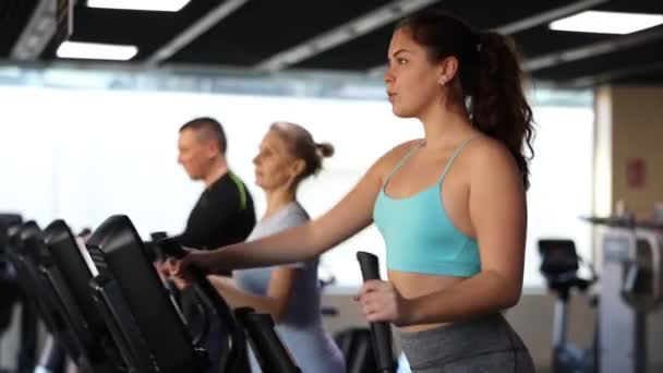 Spor Kıyafetli Genç Bir Kadın Spor Salonunda Elipsoid Üzerinde Kardiyo — Stok video