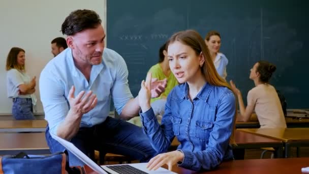 Hombre Tratando Coquetear Con Mujer Durante Recreo Universidad Estudiantes Reúnen — Vídeo de stock