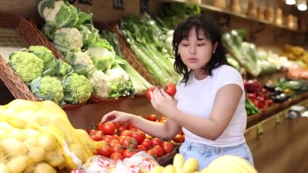 Ενδιαφερόμενο Νεαρό Κορίτσι Από Την Ασία Που Ψωνίζει Βιολογικά Λαχανικά — Αρχείο Βίντεο