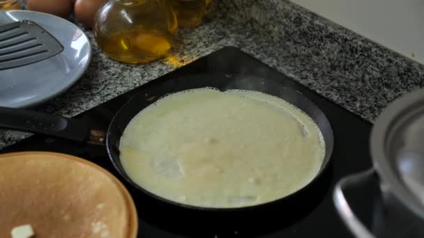 キッチンのフライパンで揚げた甘いパンケーキをアペタイジング — ストック動画