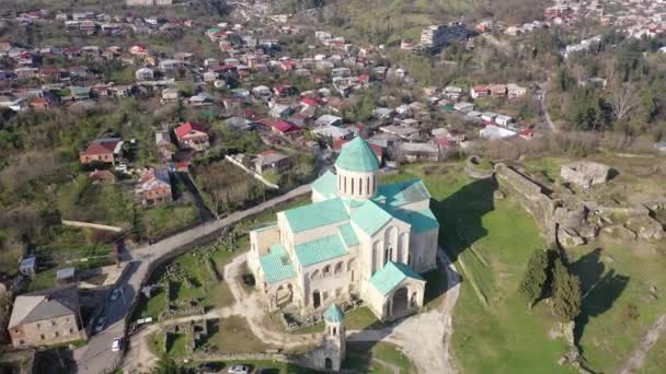Vista Aérea Del Edificio Reconstruido Catedral Bagrati Kutaisi Fondo Con — Vídeos de Stock