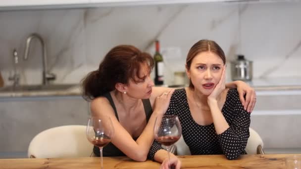 Traurige Frau Sitzt Schweigend Küche Weibliche Verwandte Sympathisieren Und Trösten — Stockvideo