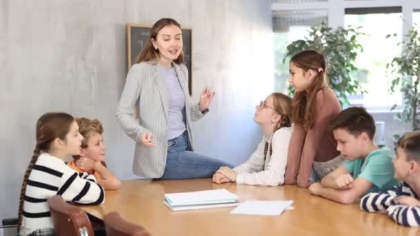 Grupp Bestående Tonåringar Lyssnar Uppmärksamt Pedagogisk Lärarledd Undervisning Skolsal — Stockvideo