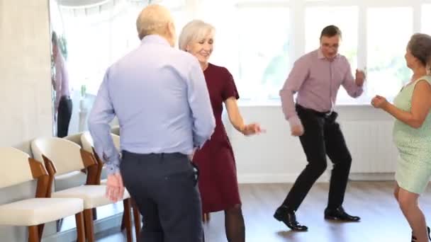 Δύο Ηλικιωμένοι Άνδρες Και Ηλικιωμένες Γυναίκες Χορεύουν Twist Στο Στούντιο — Αρχείο Βίντεο