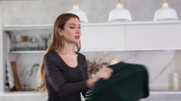 Junge Verärgerte Frau Wählt Kleid Das Sie Der Küche Trägt — Stockvideo