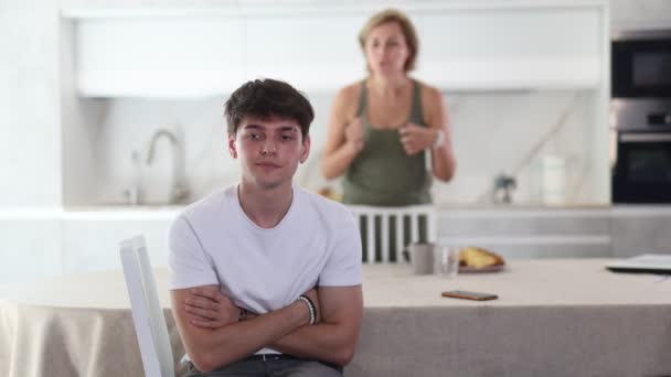 Dospělá Žena Během Rodinné Hádky Mladým Mužem Kuchyni Doma — Stock video