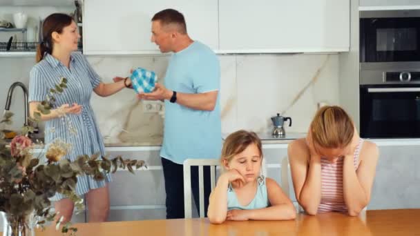 Esposa Grita Com Marido Frente Crianças Cozinha Casa Imagens Alta — Vídeo de Stock