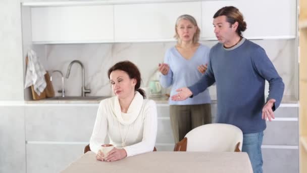 Muž Dospělá Matka Křičí Dospělou Sestru Rodinný Konflikt Mezi Příbuznými — Stock video