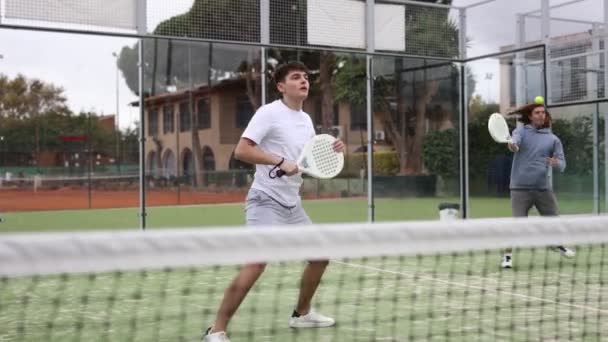 Retrato Joven Emocionalmente Decidido Jugando Padel Tennis Cancha Abierta Verano — Vídeo de stock