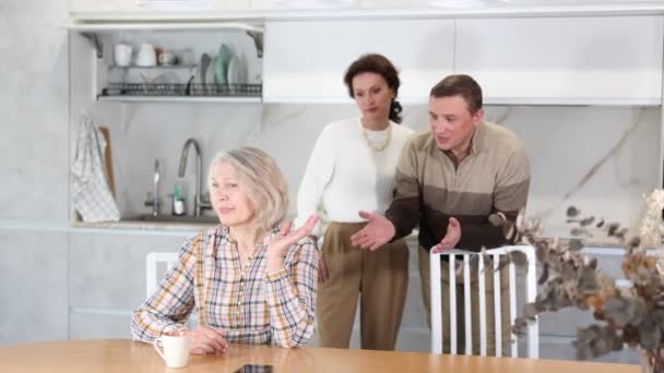 Pelea Familiar Emocional Hombre Mujer Culpando Anciana Pelea Familiar Tres — Vídeos de Stock