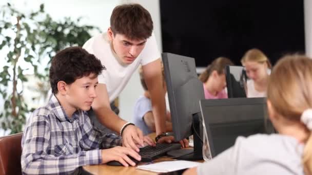 Joven Chico Profesor Enseña Niño Estudiante Trabajar Con Computadora Lección — Vídeo de stock